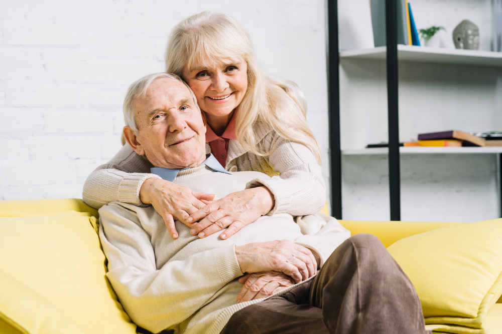 imagem de casal de idosos em apartamento com acessibilidade